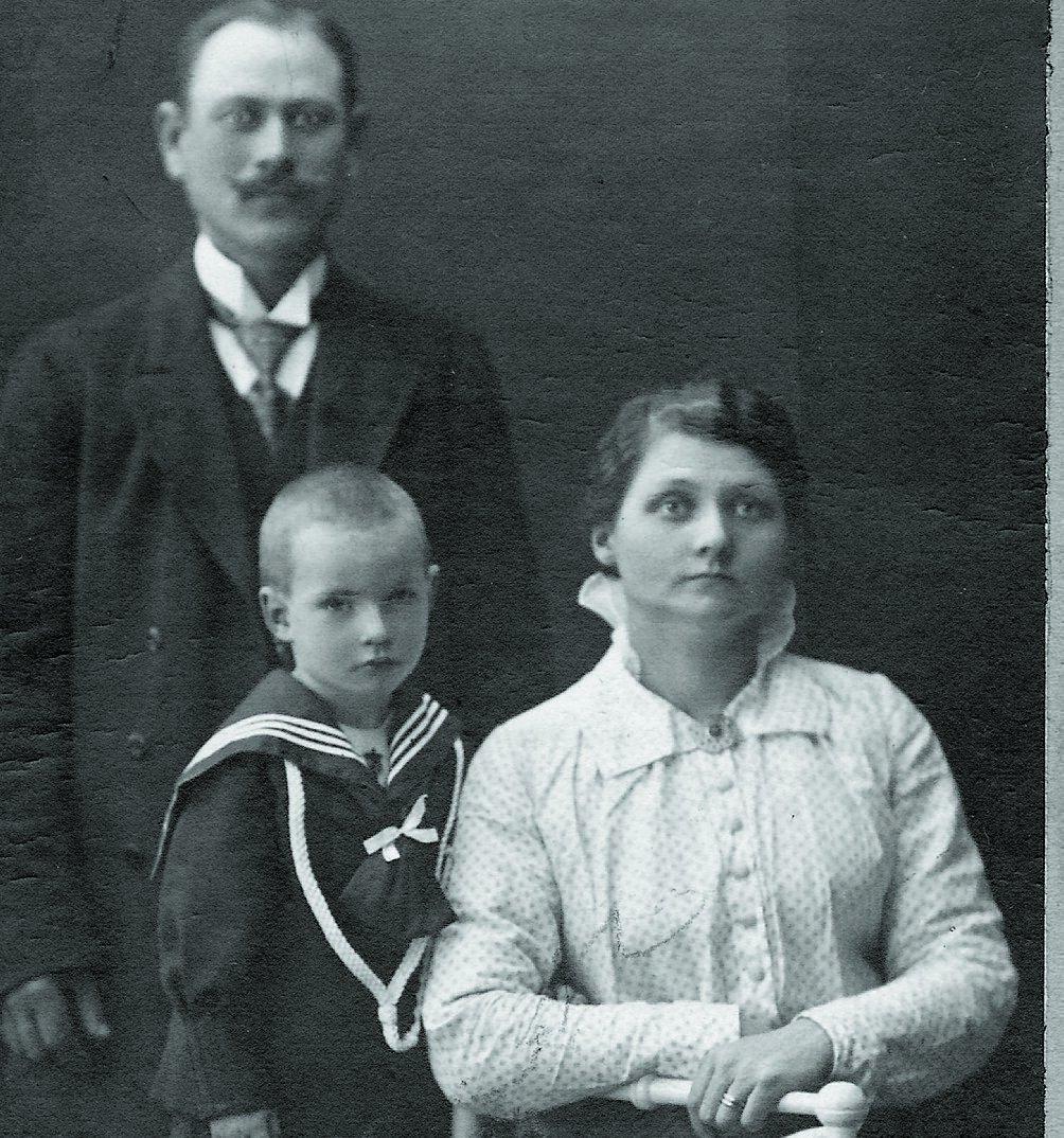 Hilda tillsammans med maken Gustaf och en pojke som kan vara Gustafs son eller ett av fosterbarnen som fick leva.