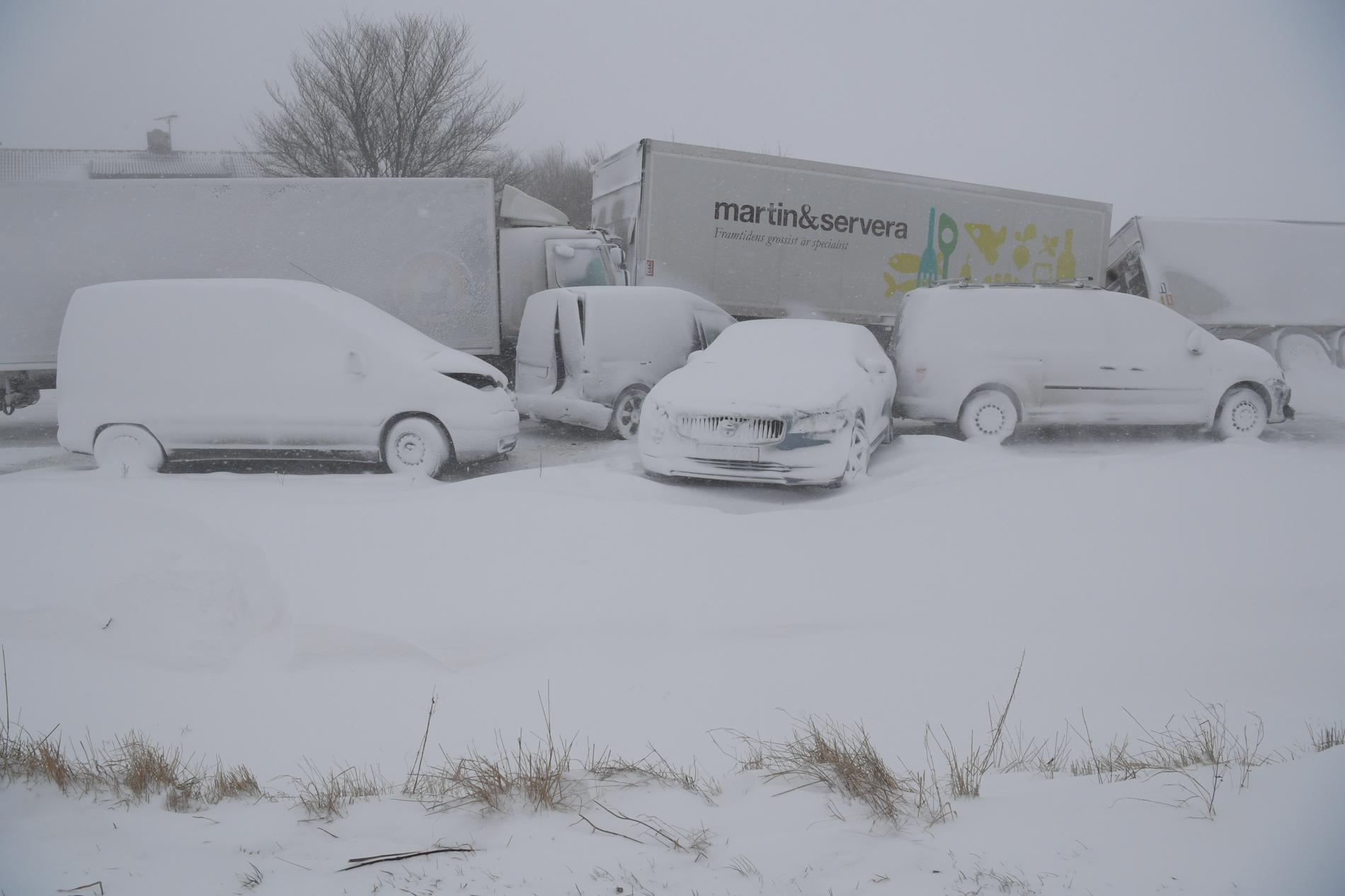 ÖSTERLEN 2018-02-27 En lastbil och tio personbilar var inblandade i en masskrock på väg 11 mellan Sjöbo och Tomelilla i Skåne vid 15-tiden.