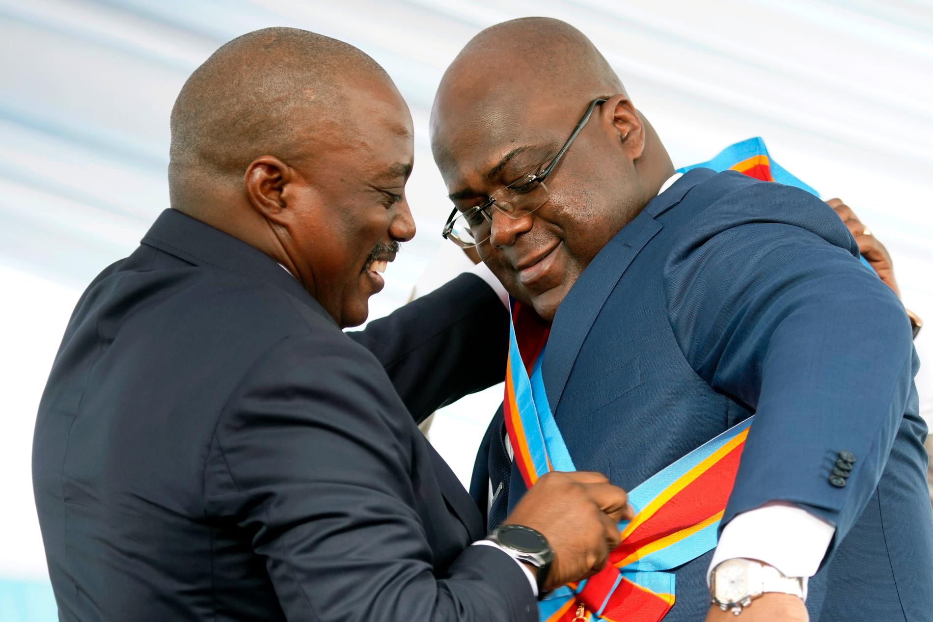 Kongo-Kinshasas president Félix Tshisekedi får landets presidentliga ordensband av sin föregångare Joseph Kabila den 24 januari i år.