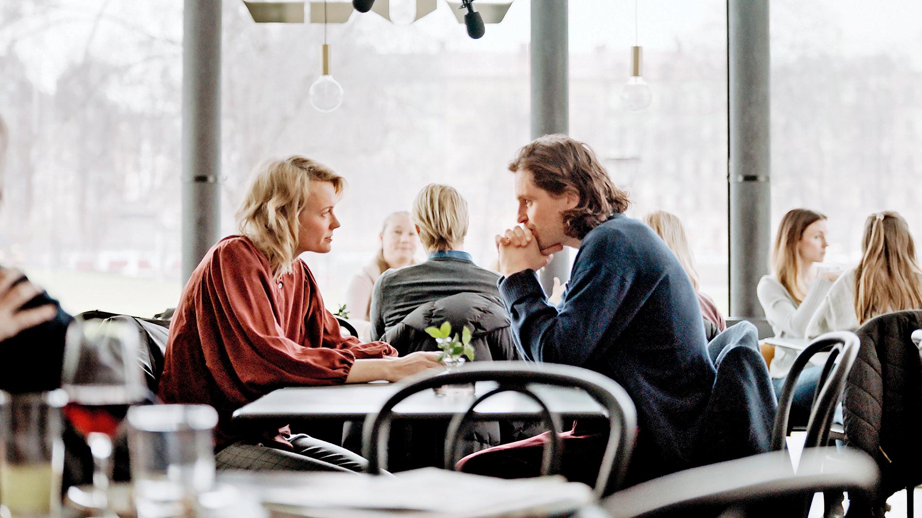 "Älska mig" av Josephine Bornebusch, här med Sverrir Gudnason, fick nyligen premiär på Viaplay, som ska producera minst 20 nordiska serier om året framöver. Pressbild.