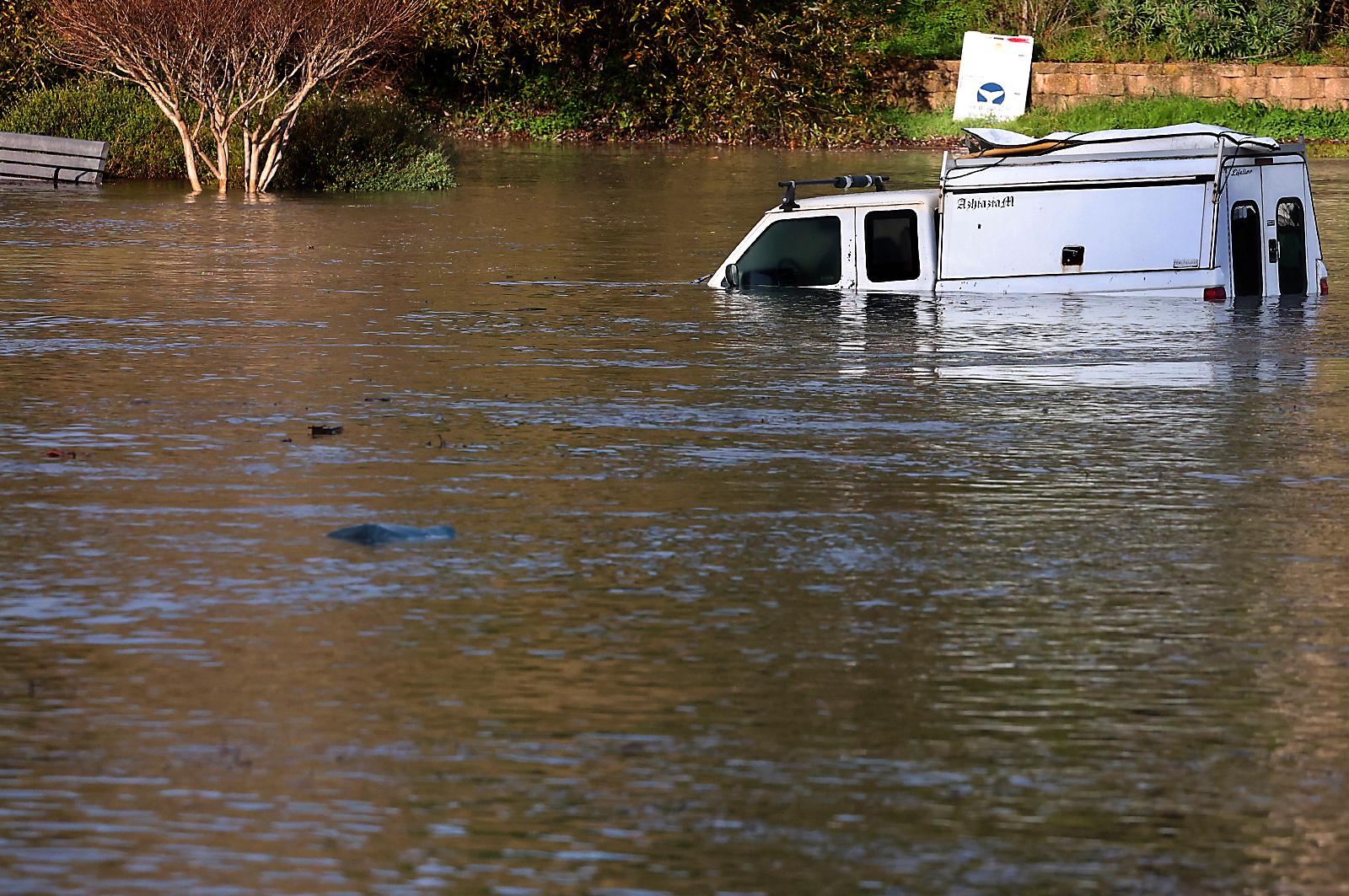 Bil under vatten i Santa Cruz, Kalifornien efter vulkanutbrottet. 