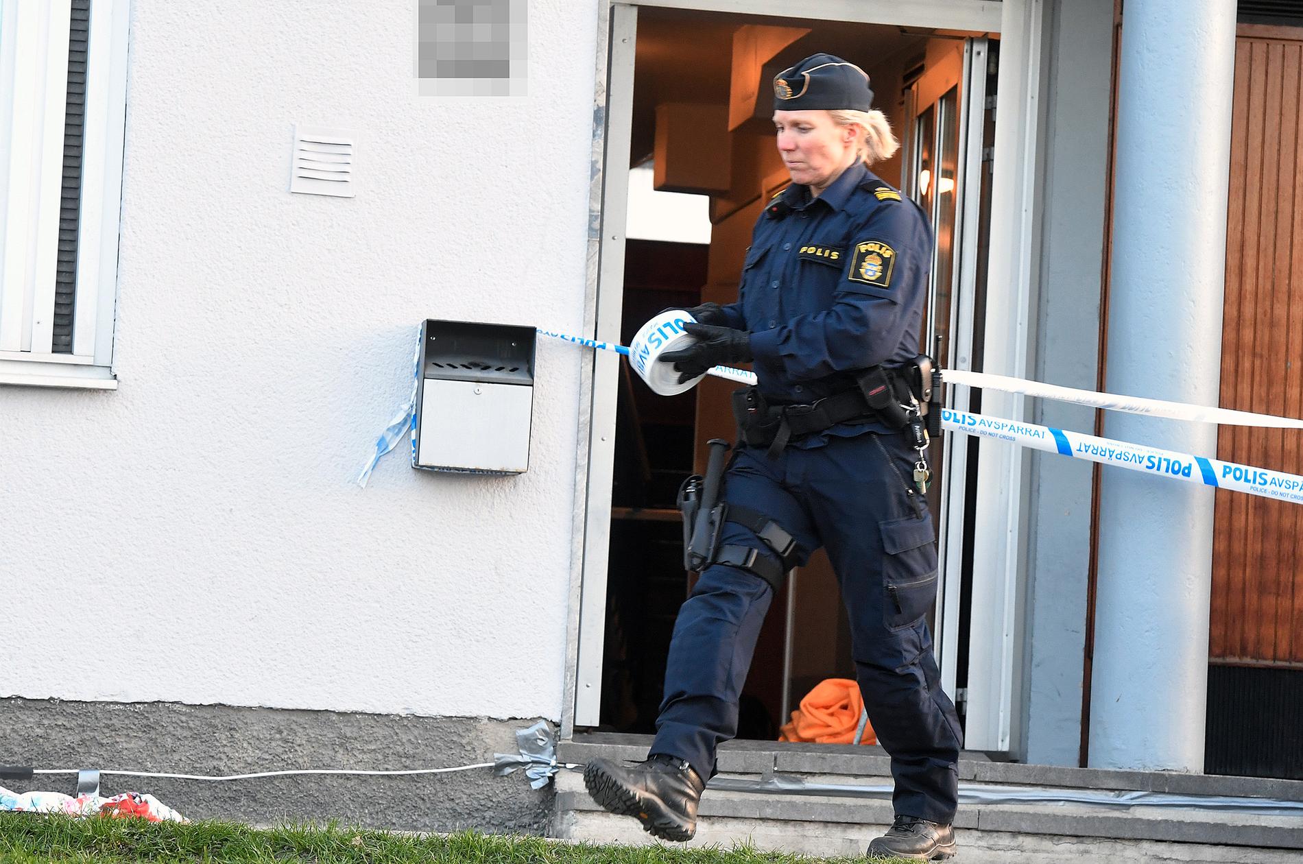 Polis sköt en knivbeväpnad man i Skärholmen till döds.