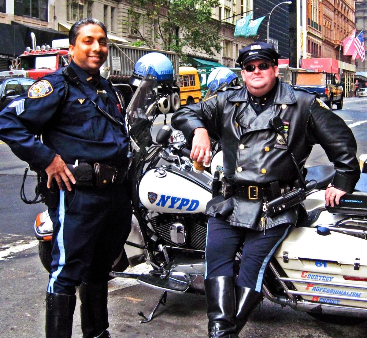 De garvade poliserna i området tycker inte att South Bronx är farligare än andra delar av New York.
