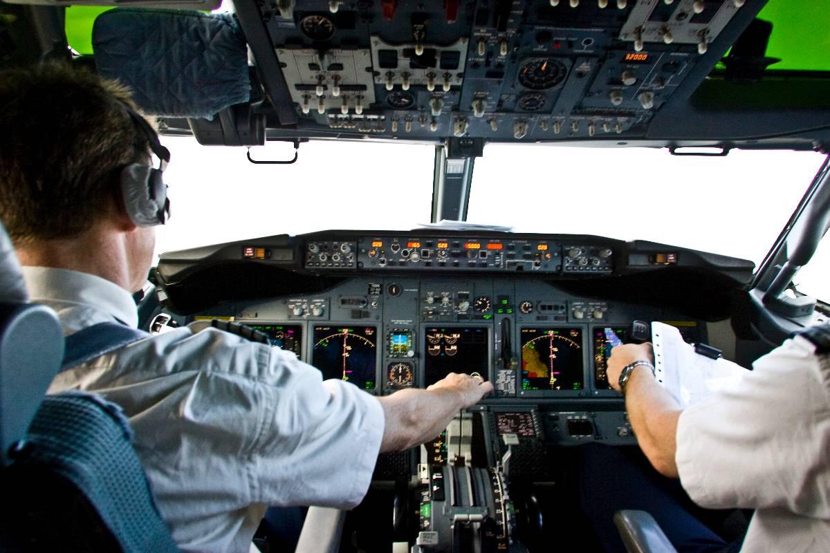 ”Rekommendationen innebär att man alltid ska vara två besättningsmedlemmar i cockpit, under alla skeden i flygningen”, säger Ingrid Cherfils, sjö- och luftfartsdirektör på Transportstyrelsen, till Sveriges Radio.