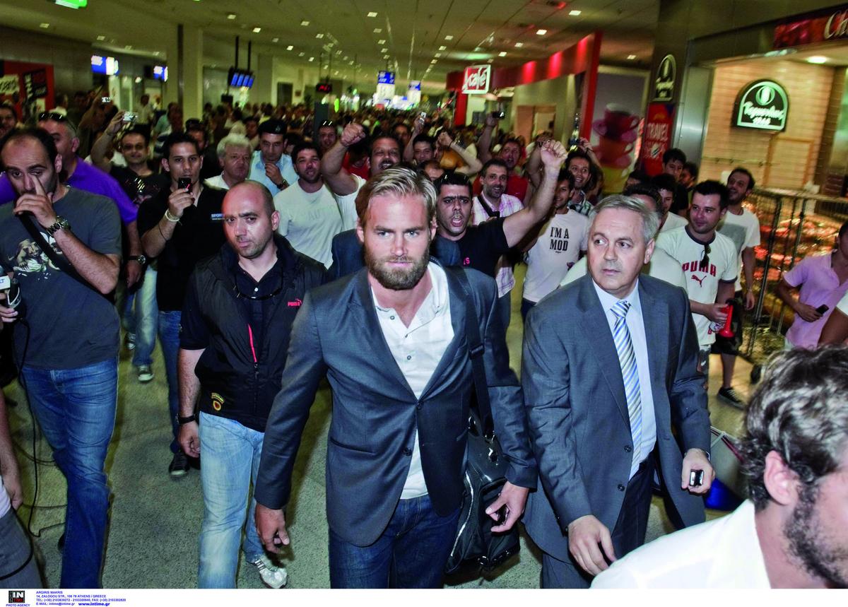 landade i går Olof Mellberg hyllades av fans i massor när han anlände till Aten i går.Pireus hamn.