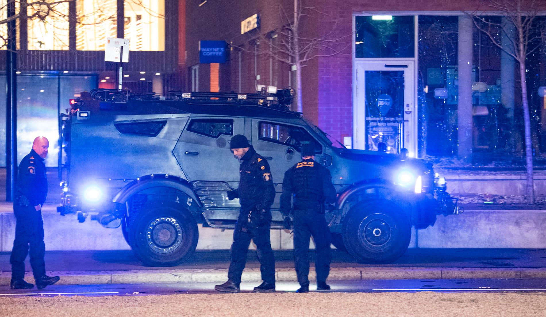 Polisens bombtekniker undersöker området utanför ett café i Malmö efter en kraftig detonation.