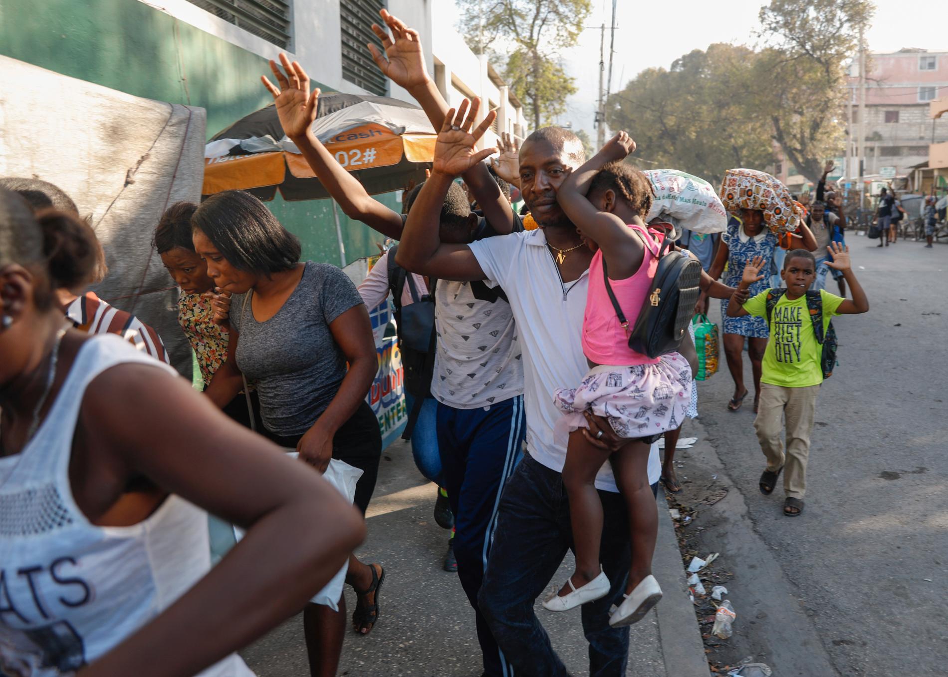 Människor flyr undan sammandrabbningar mellan polisen och gängen i Port-au-Prince. 80 procent av huvudstaden uppges vara under gängens kontroll. 