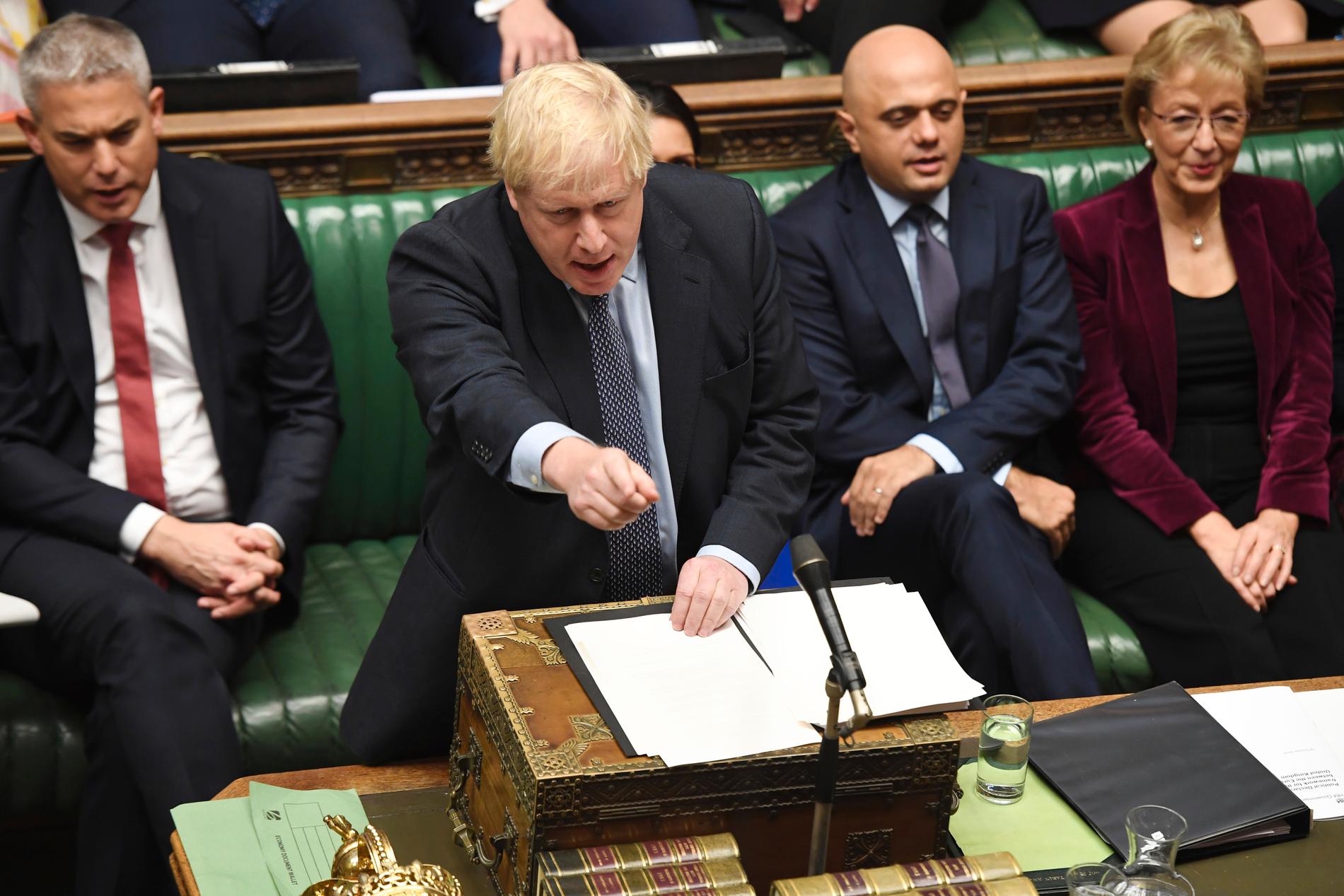 Boris Johnson i det brittiska underhuset under lördagen.