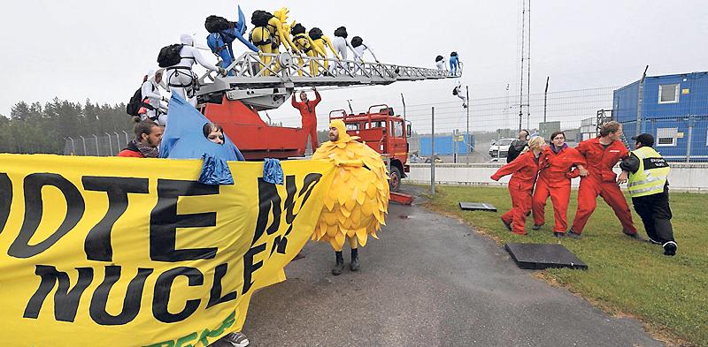 Bröt sig in Greenpeace-aktivister utklädda till förnyelsebar energi bröt sig i går in på kärnkraftsområdet vid Forsmark. Till sin hjälp hade de en gammal fransk brandbil.
