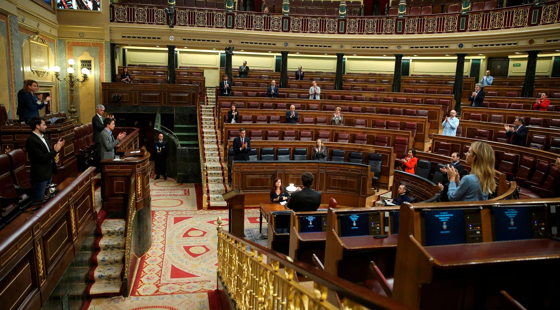 Spaniens premiärminister Pedro Sánchez talade inför ett nästan tomt parlament, där majoriteten av ledamöterna följer sammanträdena via videolänk med anledning av coronavirusutbrottet, på onsdagen.