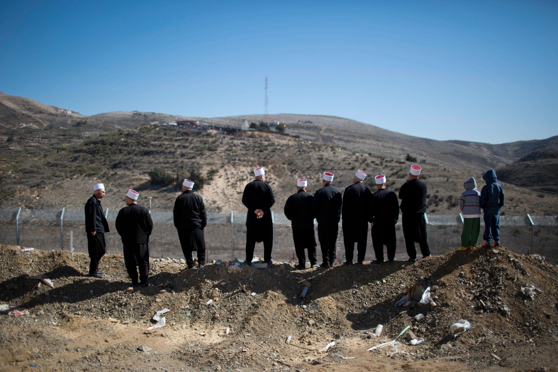 En grupp druser protesterar mot Israels ockupation av Golanhöjderna i februari 2014. Runt 20 000 druser bor i området, och många av dem identifierar sig fortfarande som syrier. Arkivbild.