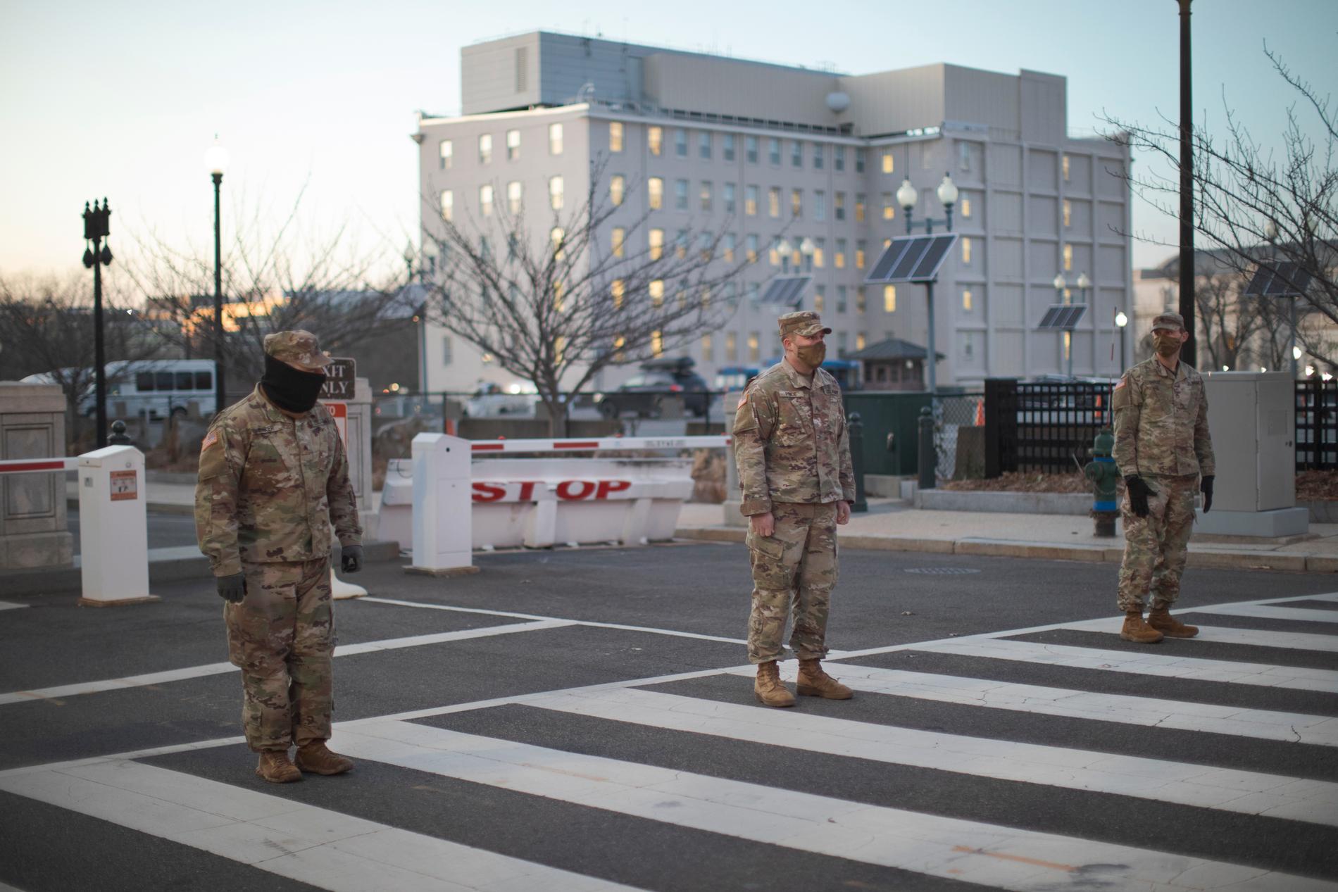 Runtom i Washington DC står soldater utplacerade. 