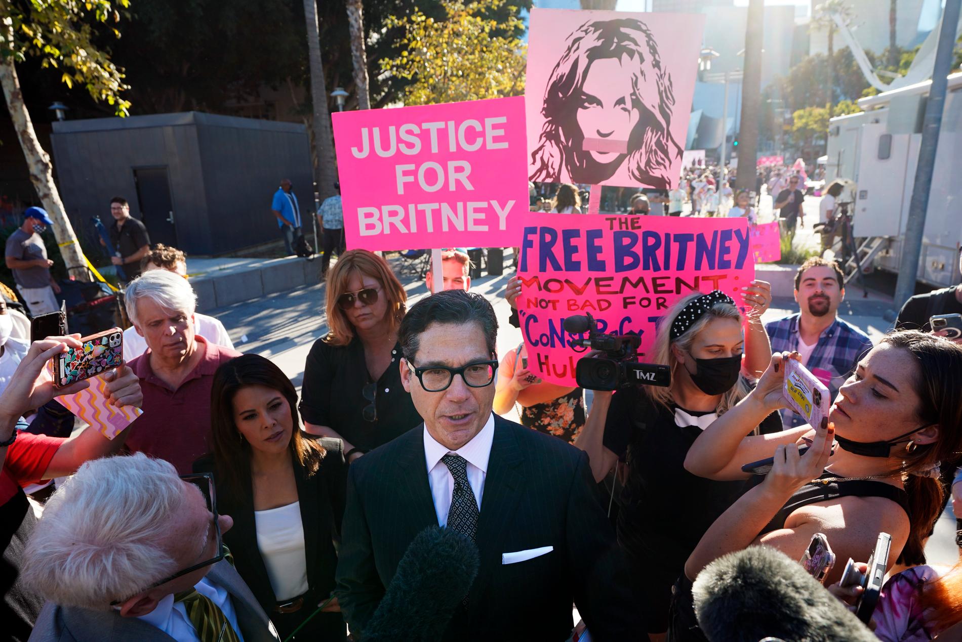 Britney Spears advokat Matthew Rosengart och fans som demonstrerar för att få förmyndarskapet upphävt.