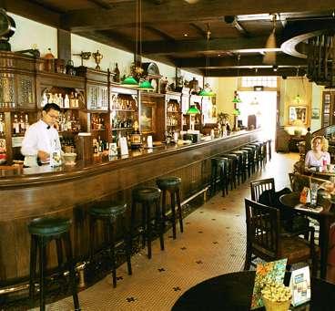 The Long bar på legendariska Raffles hotel där drinken Singapore sling uppfanns.