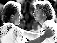 Becker gratulerar Edberg efter Wimbledonfinalen 1990.