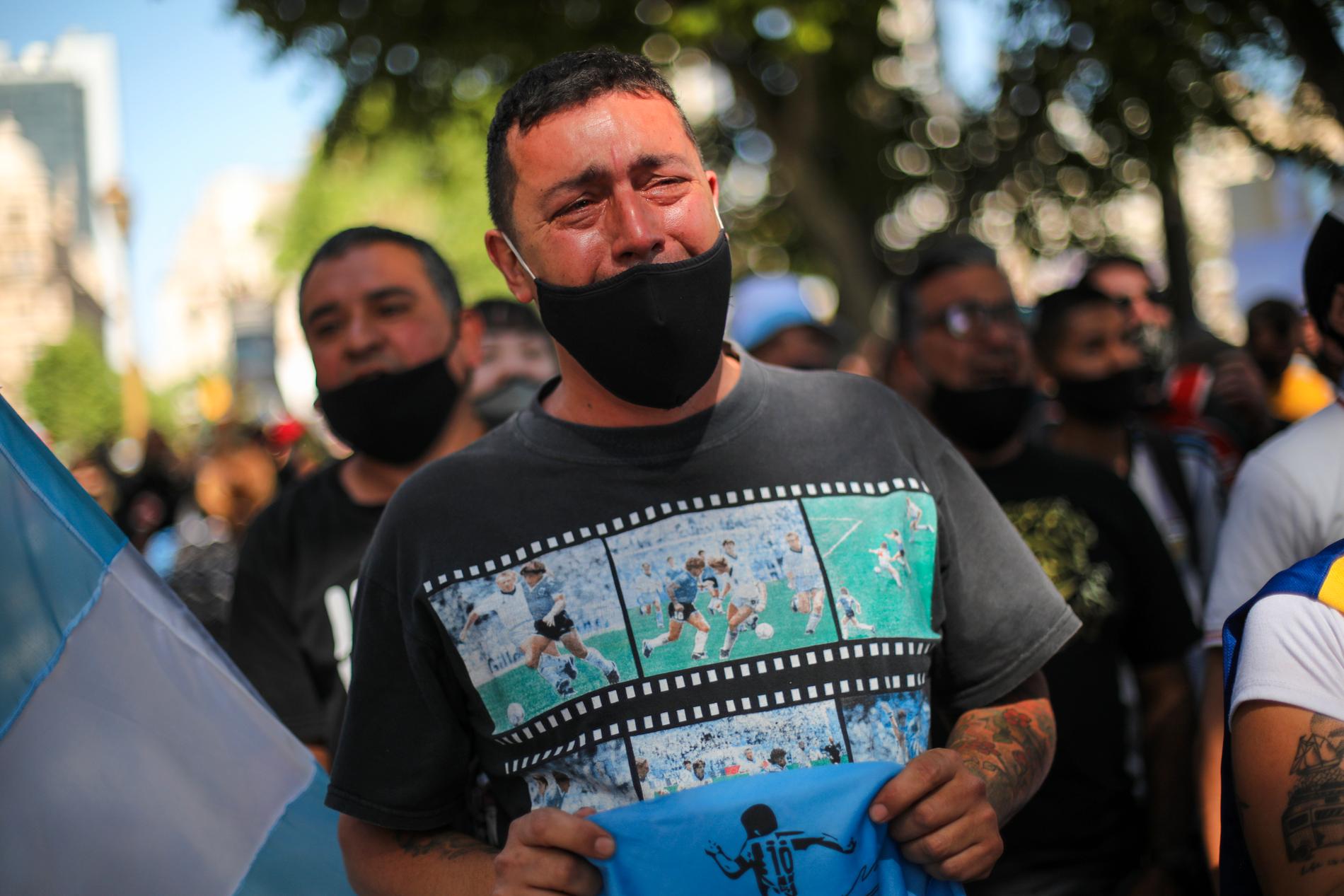 En gråtande man köar utanför presidentpalatset i Buenos Aires för att få ta farväl av sin idol, fotbollslegendaren Diego Maradona.