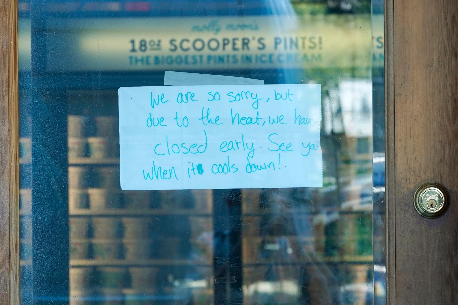 En lapp på dörren till en glassbutik i Seattle med meddelande om att de har stängt på grund av värmen.