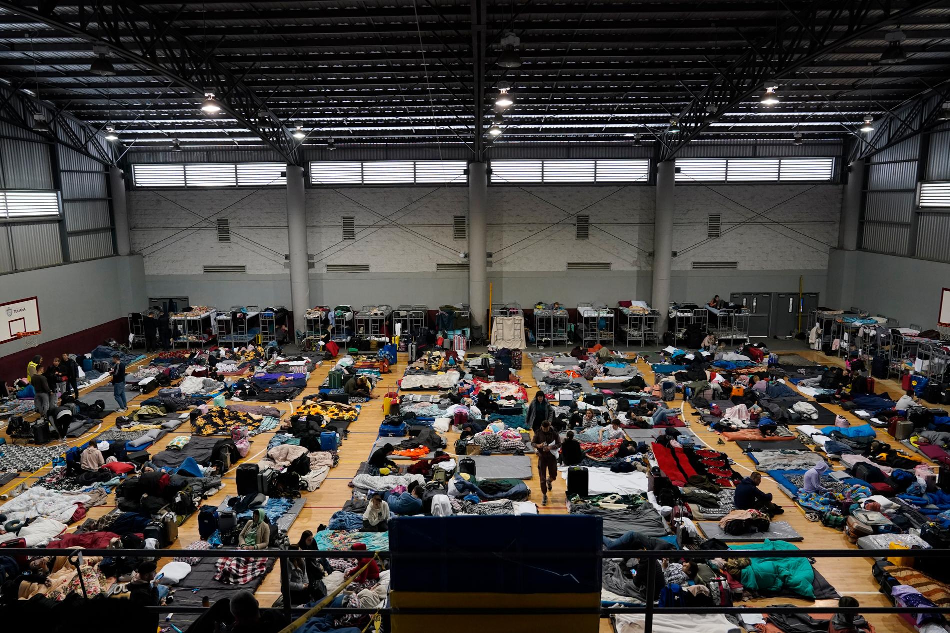 Ukrainska flyktingar i en gymnastiksal i Mexiko, april 2022. 