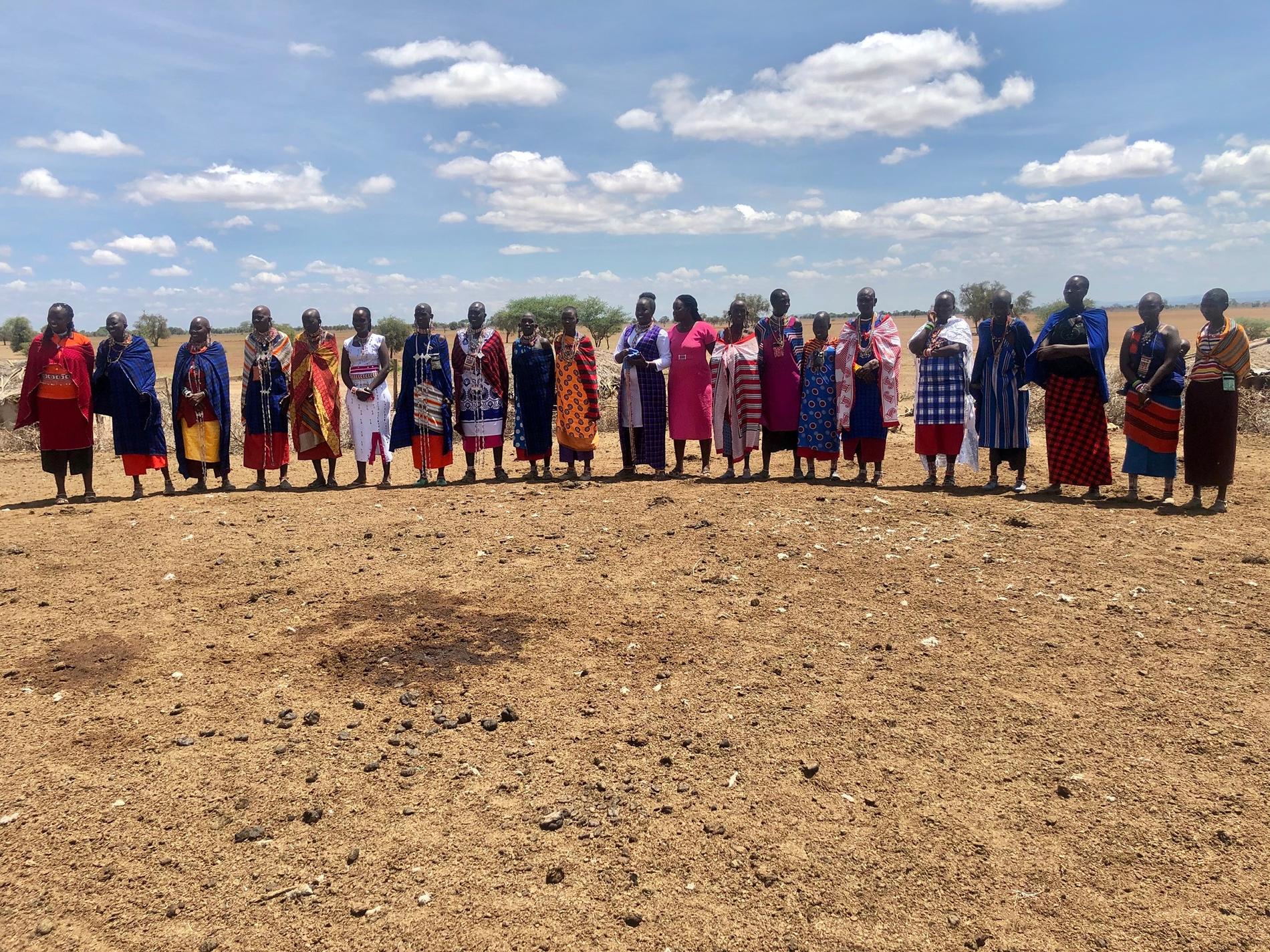 Kvinnorna som kämpar mot könsstympning i Olgulului-distriktet hälsar välkomna till byn Ngararambuni i södra Kenya. 
