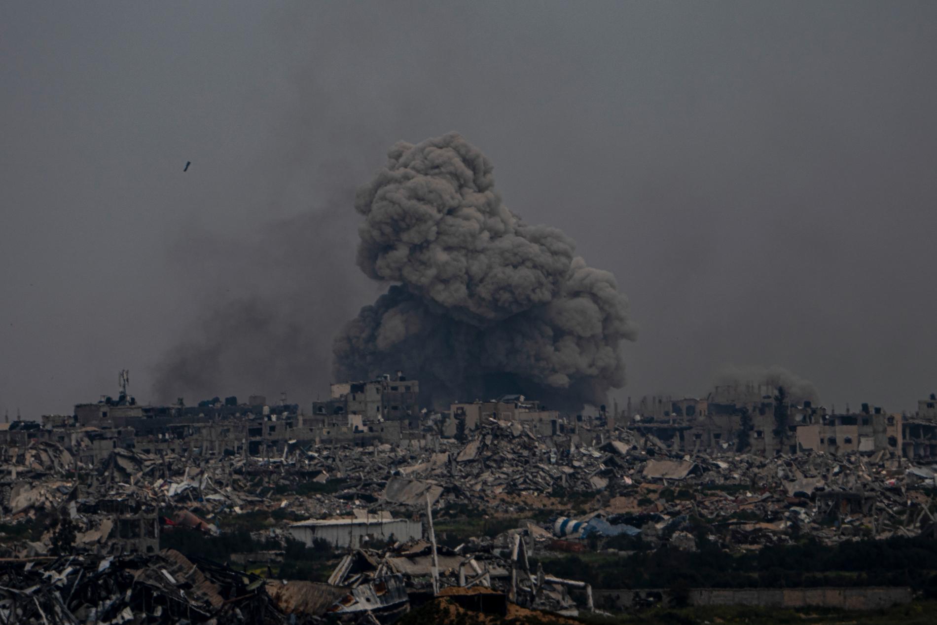 Otaligt många hus, hem och liv har slagits sönder i bombningarna. Denna bild visar ett rökmoln stiger upp över Gazaremsan.