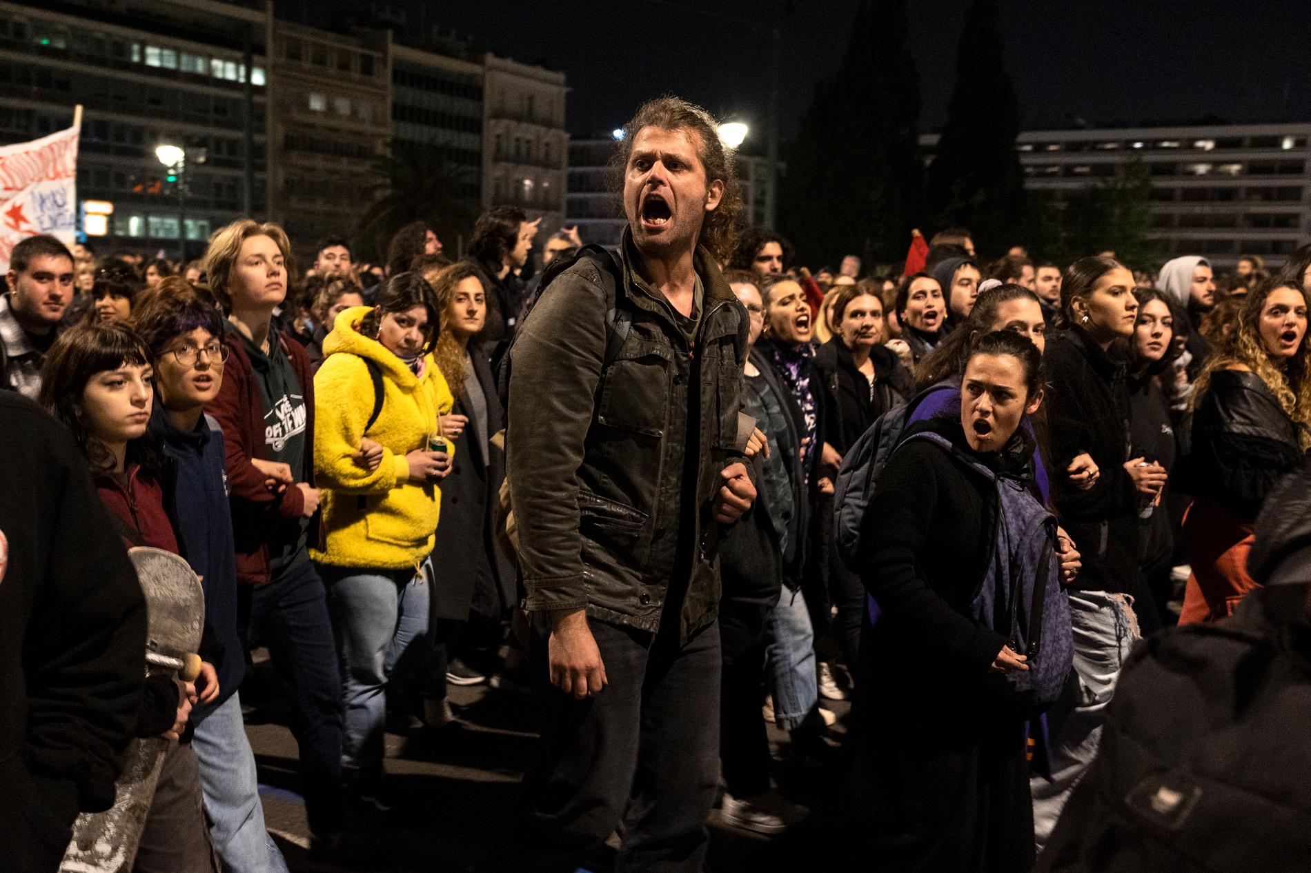 Demonstranter i Aten på fredagskvällen.