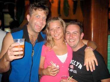 Svenskarna Jenny Samuelsson och Andreas Mattson festar loss på Pirata bar med engelsmannen Brian.