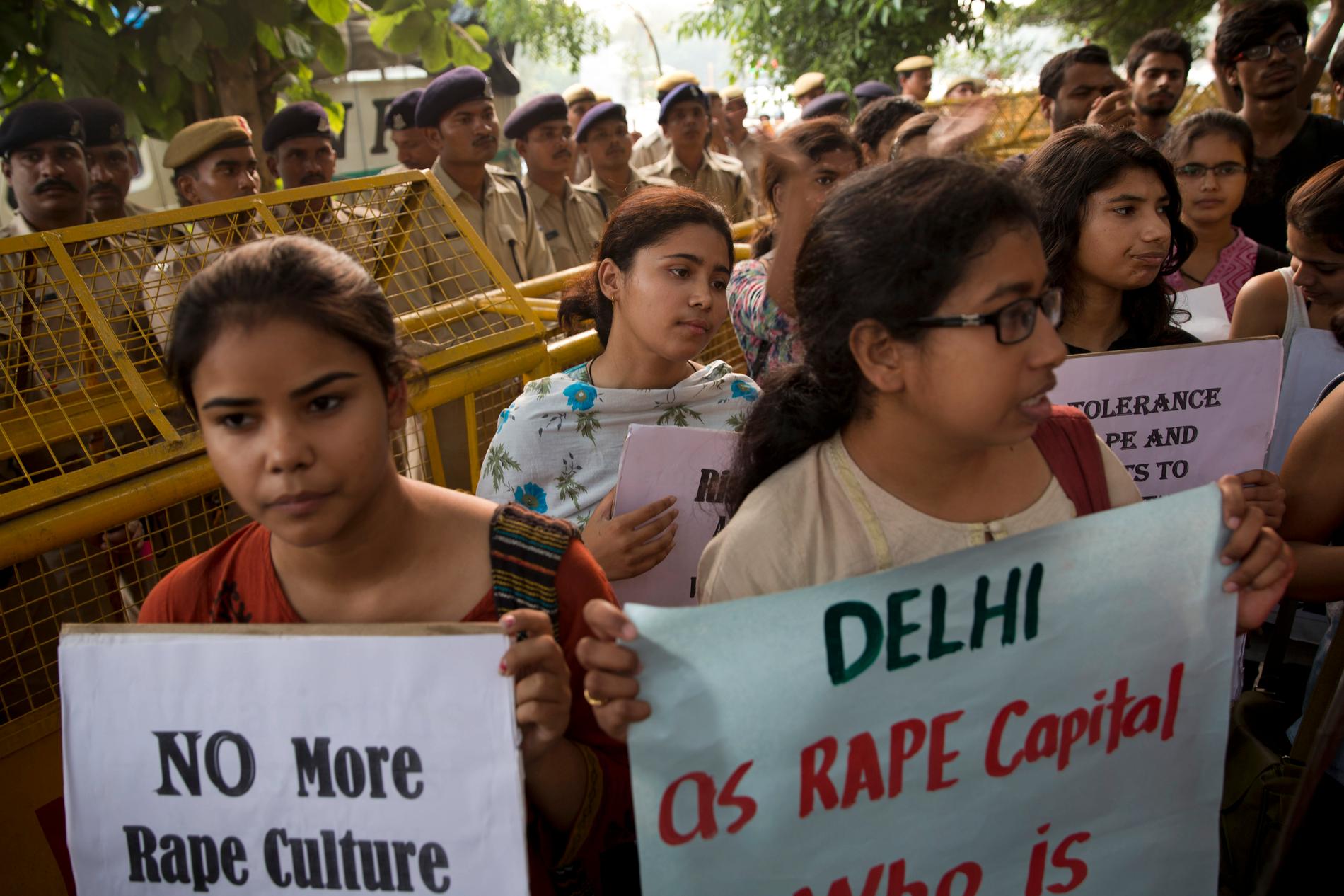 Indiska studenter protesterar mot våldtäkter i New Delhi. Bilden är från 2015. Arkivbild.