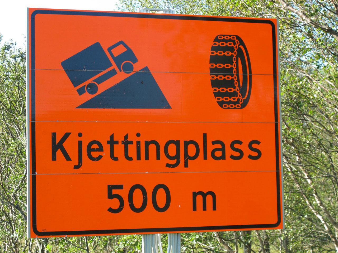 I Norge finns det alltid en "Kjettingplass" före besvärliga backar. Där måste lastbilarna svänga in och montera snökedjor om väglaget kräver det. Så borde det se ut i Sverige också.