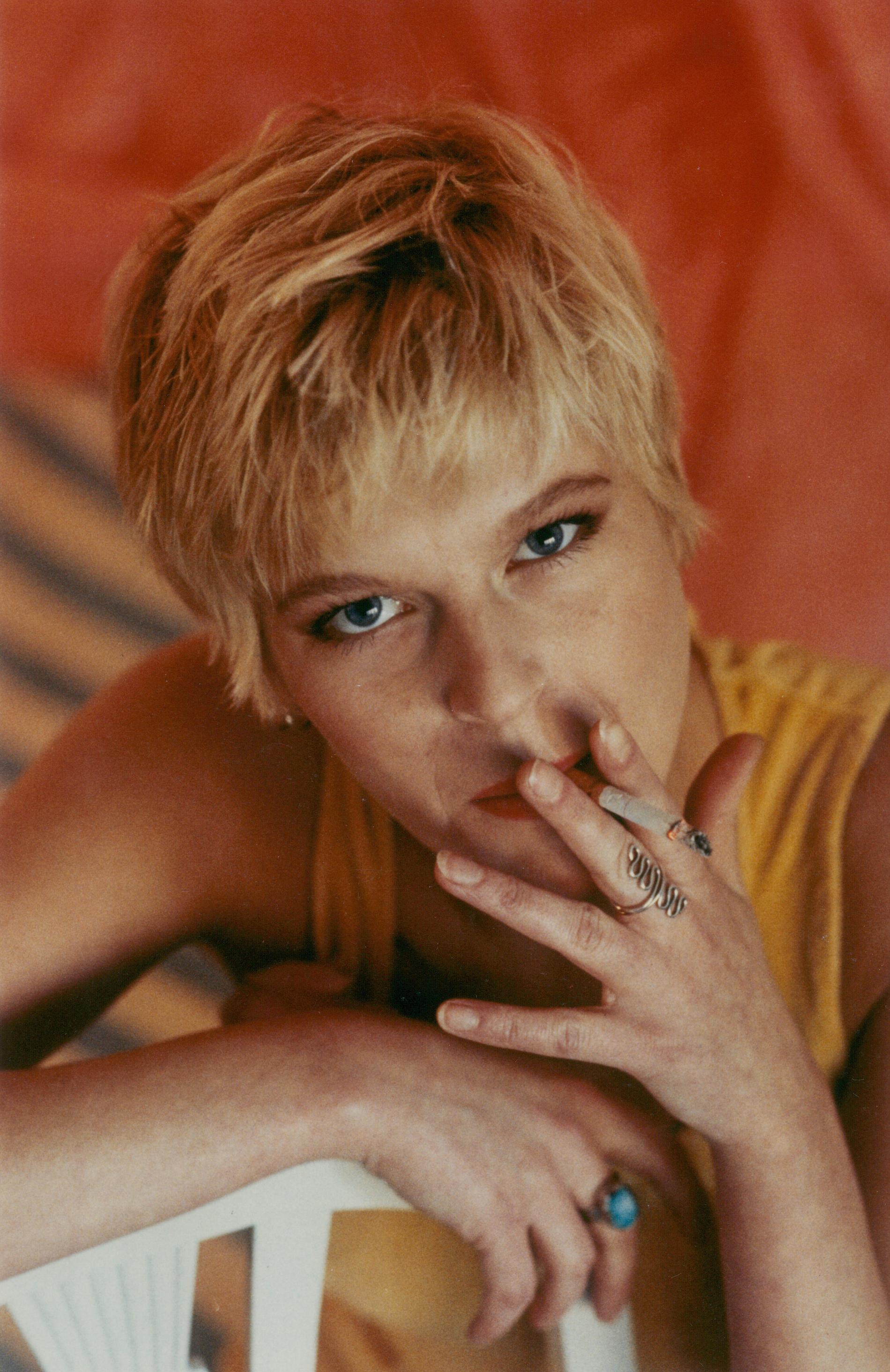 Kajsa Grytt släpper sitt första soloalbum 1990.