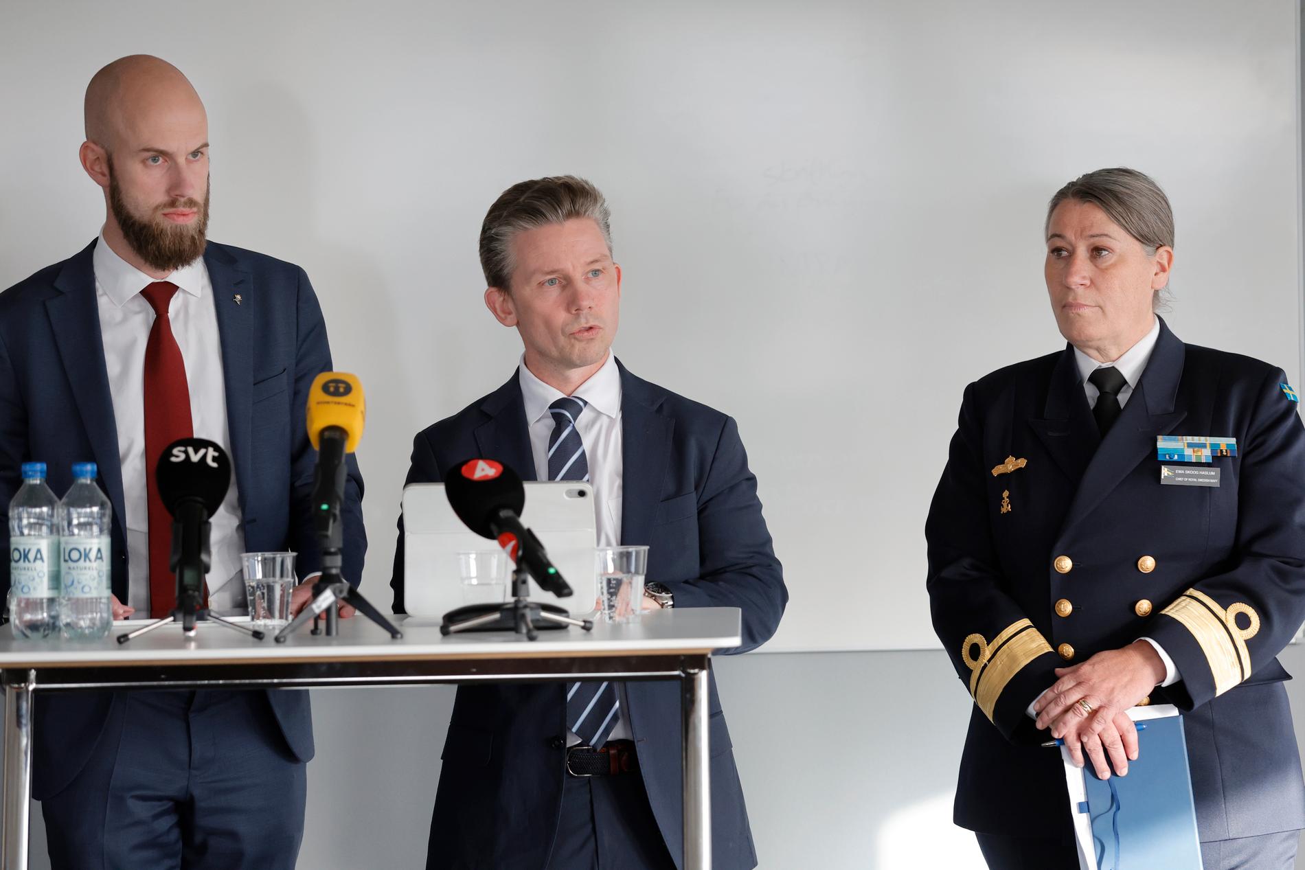 Försvarsminister Pål Jonson, minister för civilt försvar Carl-Oskar Bohlin och marinchef  Ewa Skoog Haslum under en pressträff.