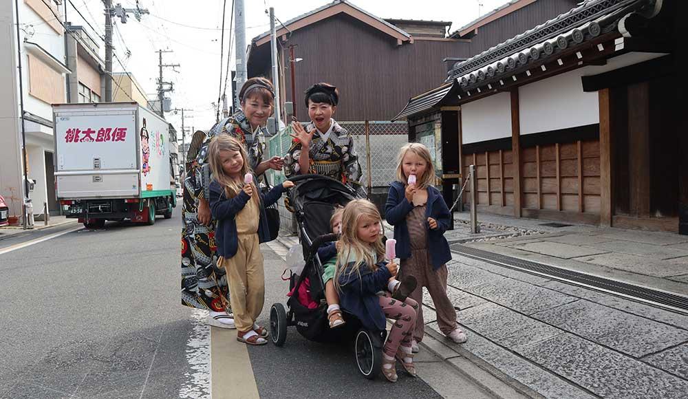 Hela familjen älskar Hayao Miyazaki-filmerna Ponyo, Min granne Totoro och Spirited Away. Därför blev Japan en extra spännande upplevelse.  