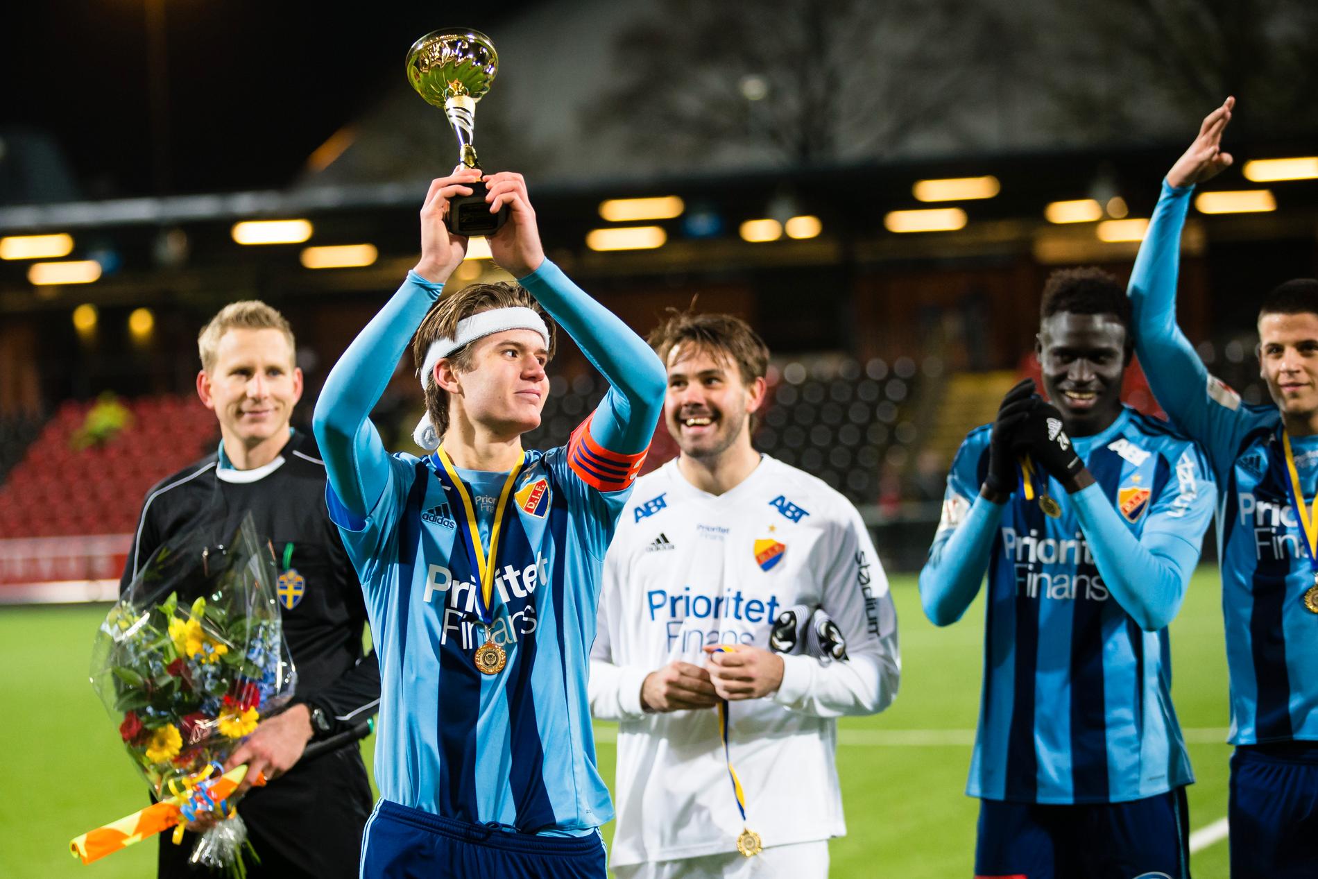 Djurgårdens Wilhelm Loeper lyfter pokalen efter finalen i U21-allsvenskan mellan Djurgården och Elfsborg den 9 November 2017.