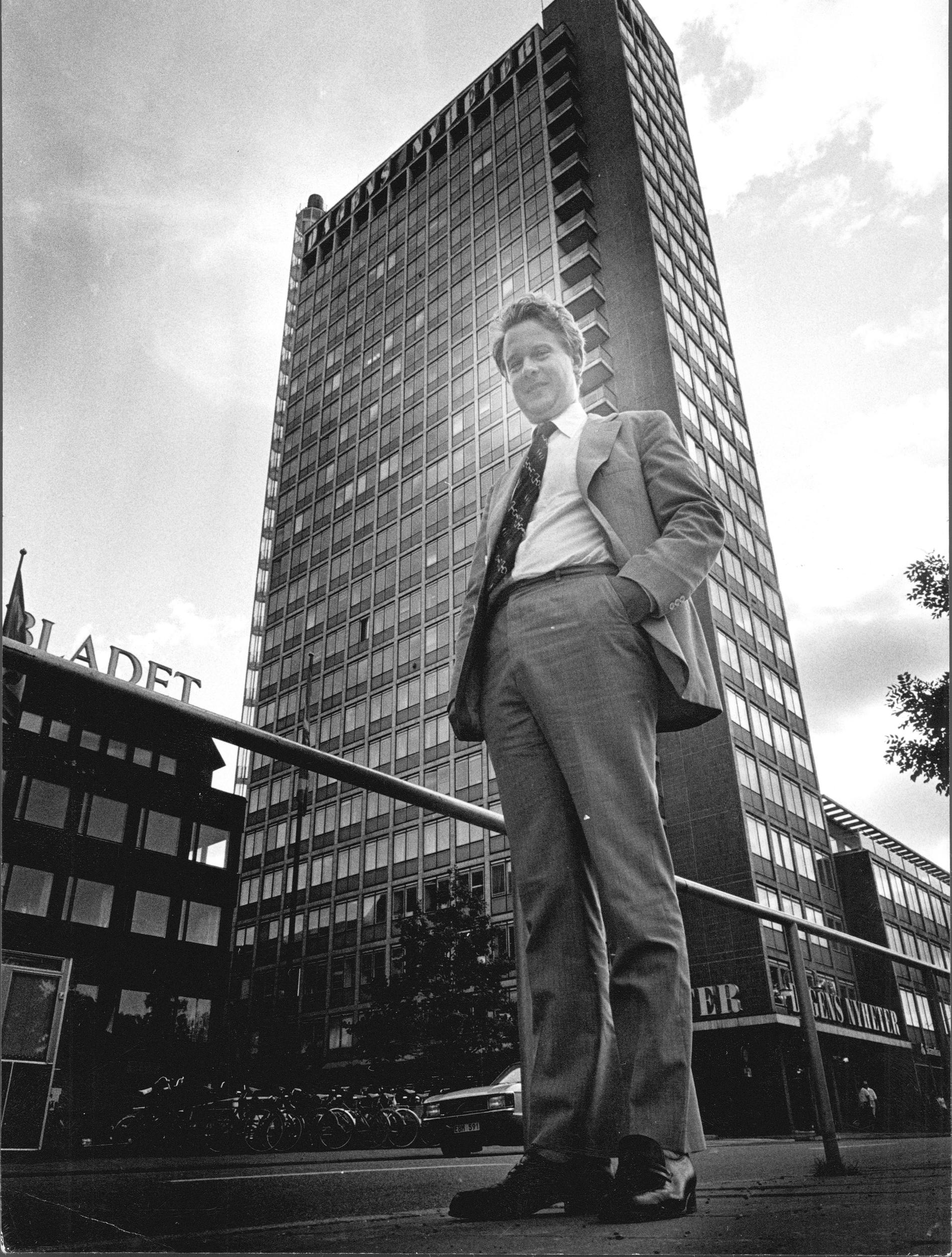 Finansmannen Gustaf Douglas framför DN-skrapan i Stockholm.