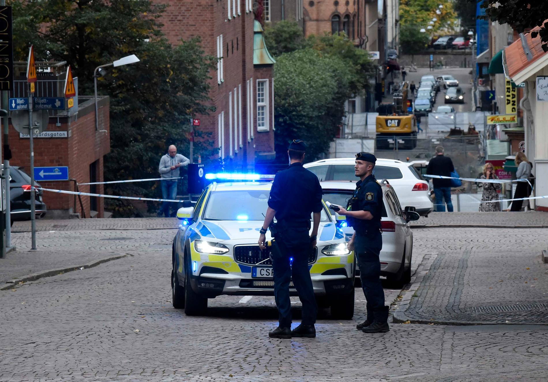 Polis på plats efter skjutningen i Borås.