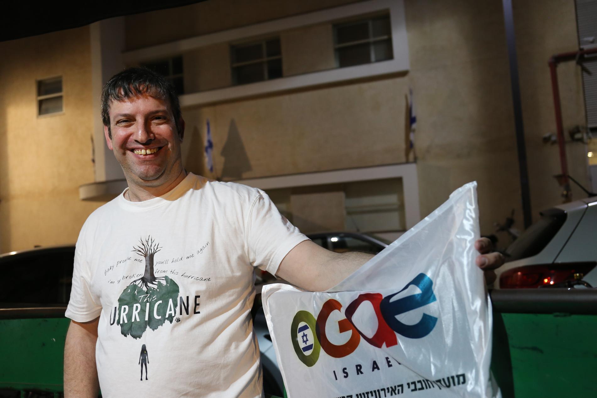 Nir Harel, president för Eurovisionklubben OGAE, har tryckt upp tröjor med Israels bidrag "Hurricane".