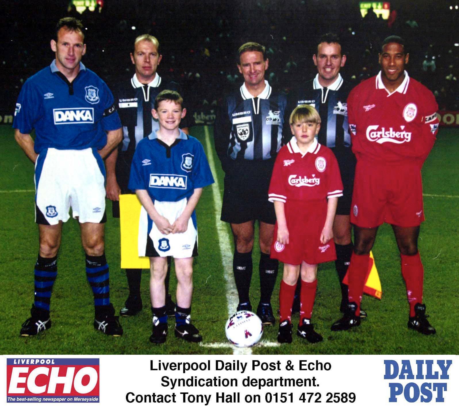 Wayne Rooney som maskot under ett Merseysidederby när han var 11 år gammal.