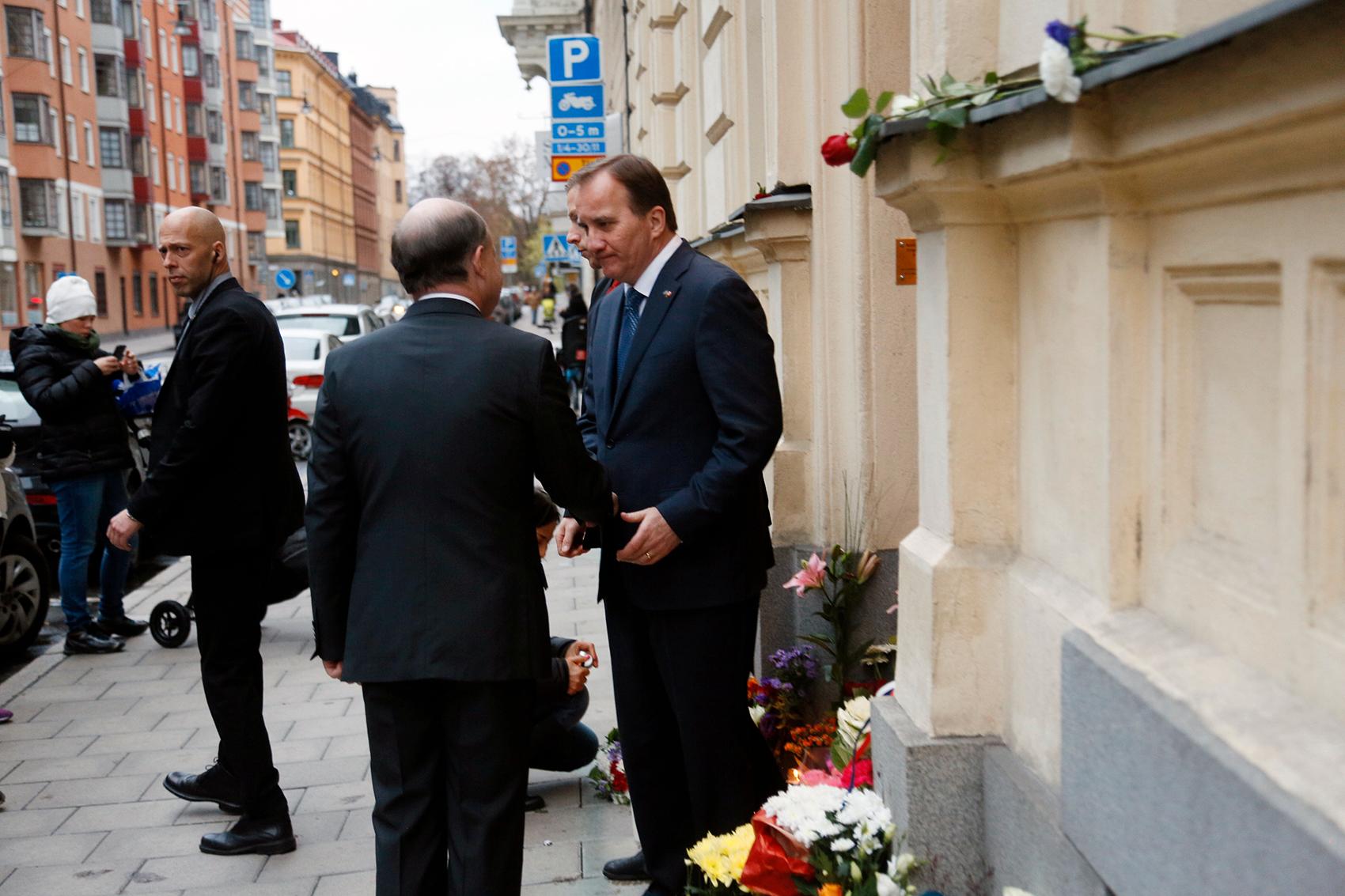 Stefan Löfven tillsammans med franske ambassadören Jacques Lapouge utanför ambassaden i Stockholm.