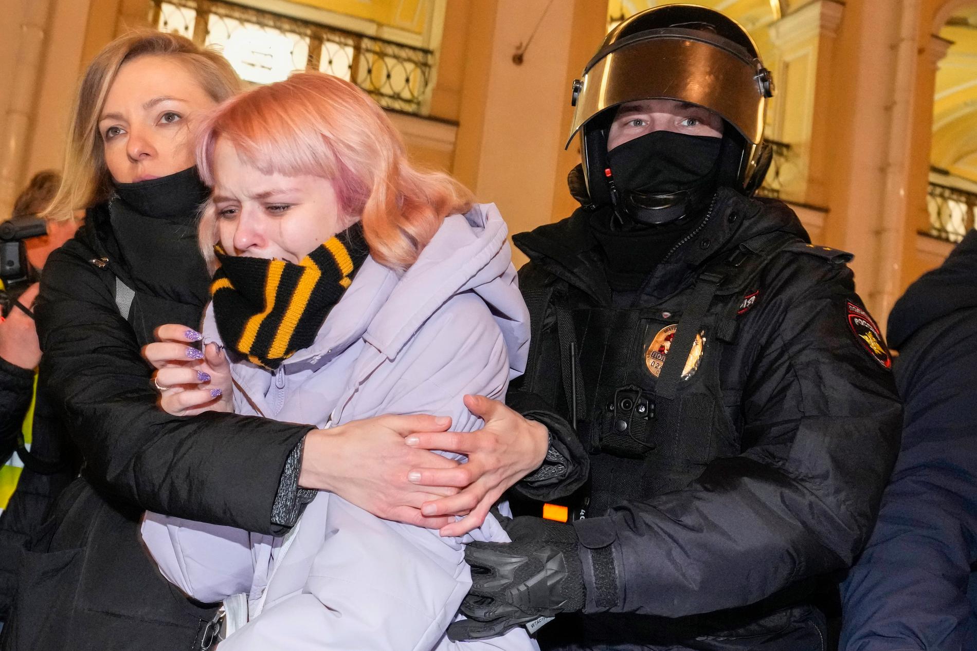 Massarresteringar skedde under förra veckans protester mot kriget runt om i Ryssland. Här grips en mamma med sin dotter i St Petersburg.
