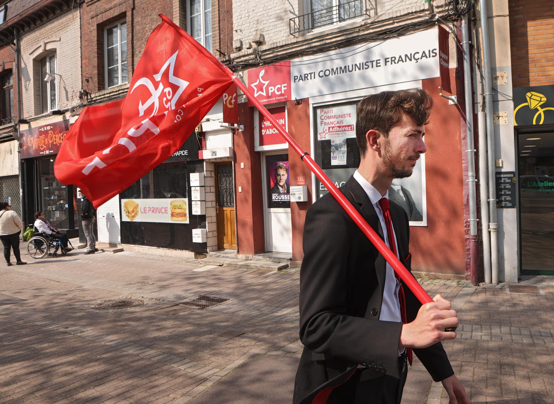 19-åriga kommunisten Evan Bourgouis på väg till en demonstration.