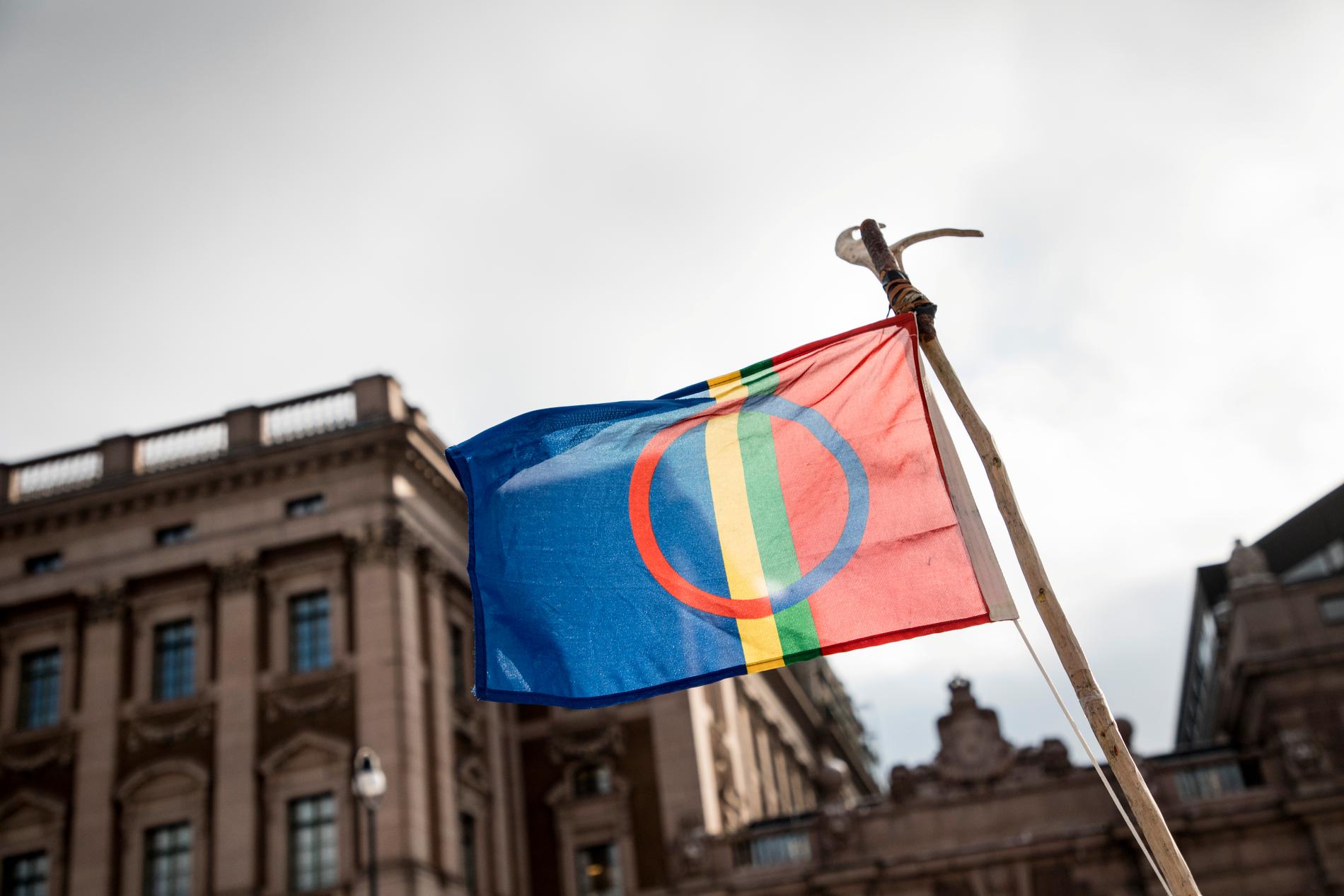 Samernas flagga framför Sveriges riksdag. Arkivbild.
