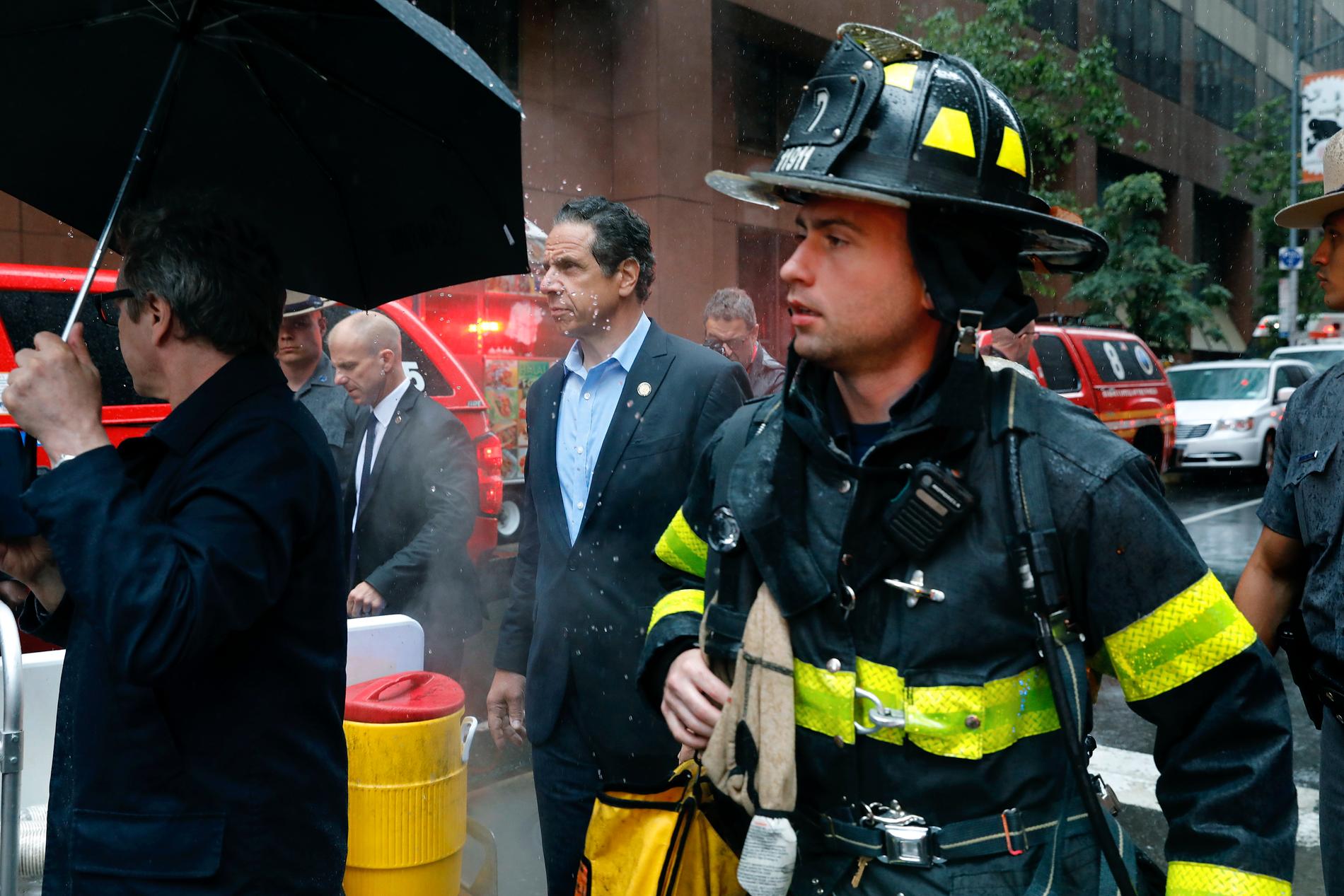New York-guvernören Andrew Cuomo, i mitten, var på platsen där helikopterkraschen inträffade.