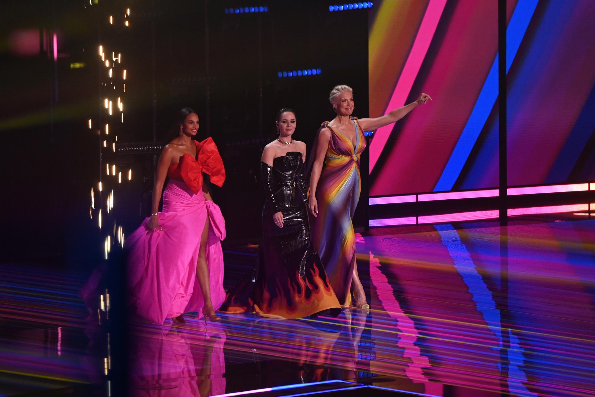 Programledarna i Eurovision song contest 2023. Från vänster: Alesha Dixon, Julia Sanina, Hannah Waddingham. 