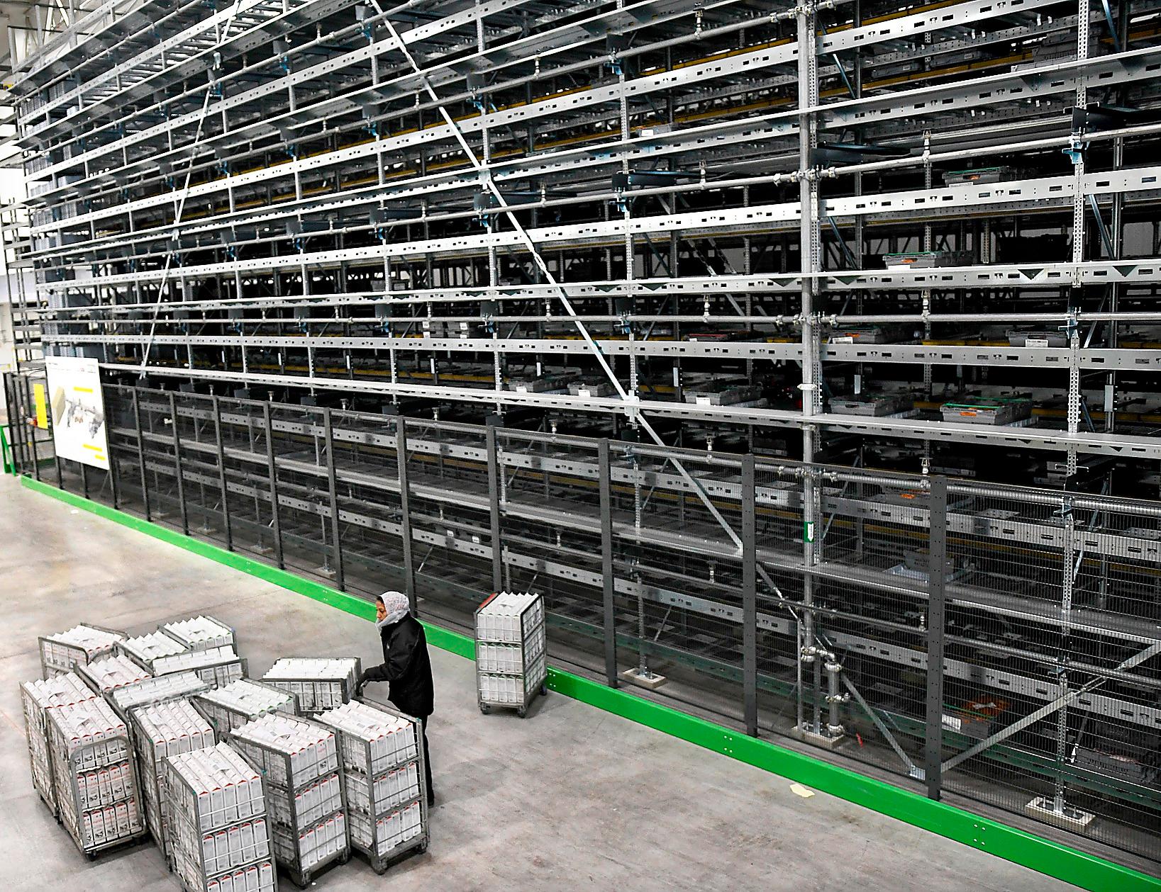 På Dagabs lager  i Jönköping fördelar en maskin automatiskt lådor på  brickor som sedan lagras i en femton våningar hög stålbur.
