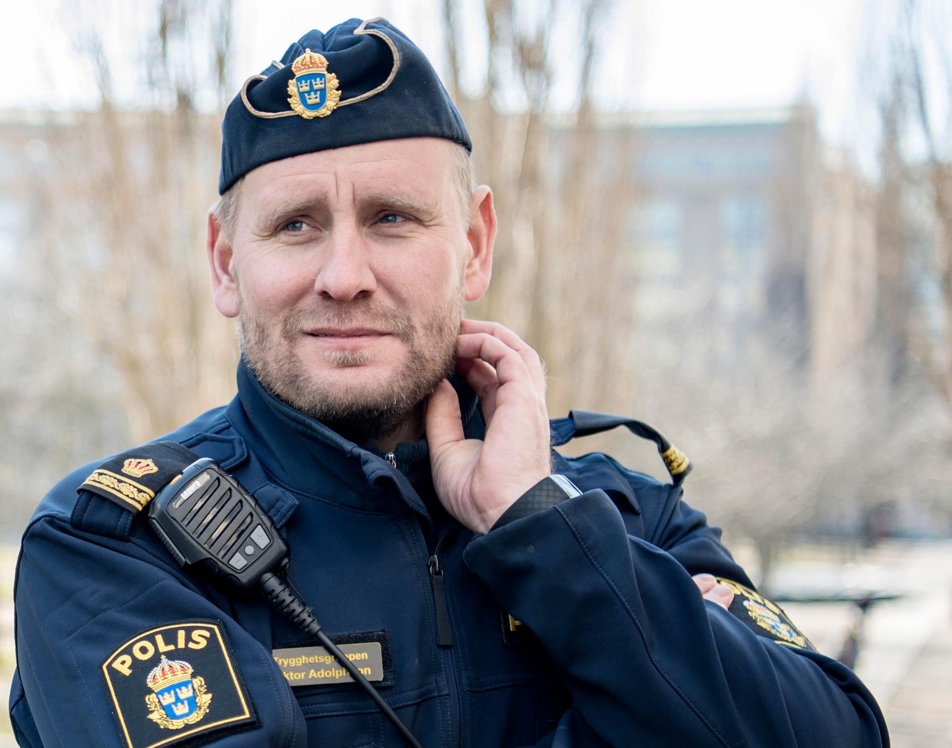 En av alla som riktat kritik mot videon är polisen Viktor Adolphson, som själv twittrar under namnet ”YB Södermalm”.
