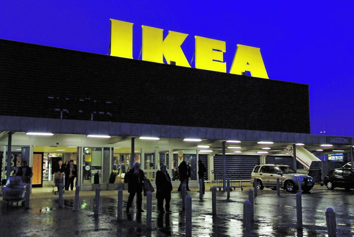 Tjuvarna sov över  Bedragarna stannade kvar över natten på Ikea i Linköping och bytte ut kortläsaren i självscanningsterminalen.