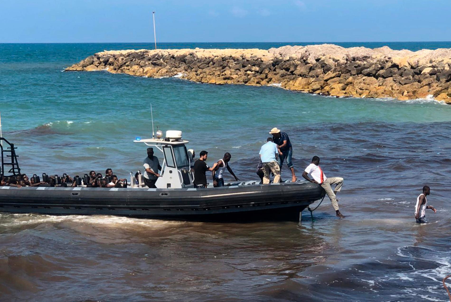 Migranter som kustbevakningen fört tillbaka till Libyen på onsdagen från båtar på Medelhavet.