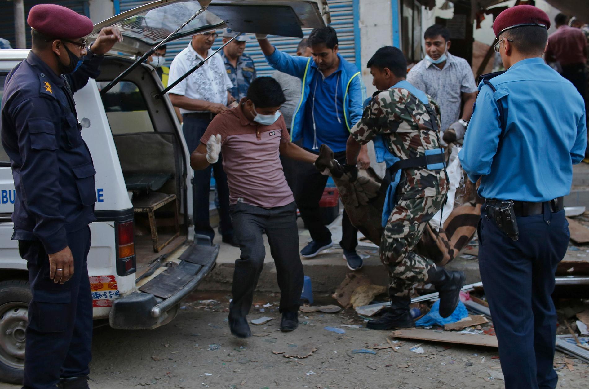 Räddningsarbetare vid platsen för en av explosionerna i Nepals huvudstad Katmandu.
