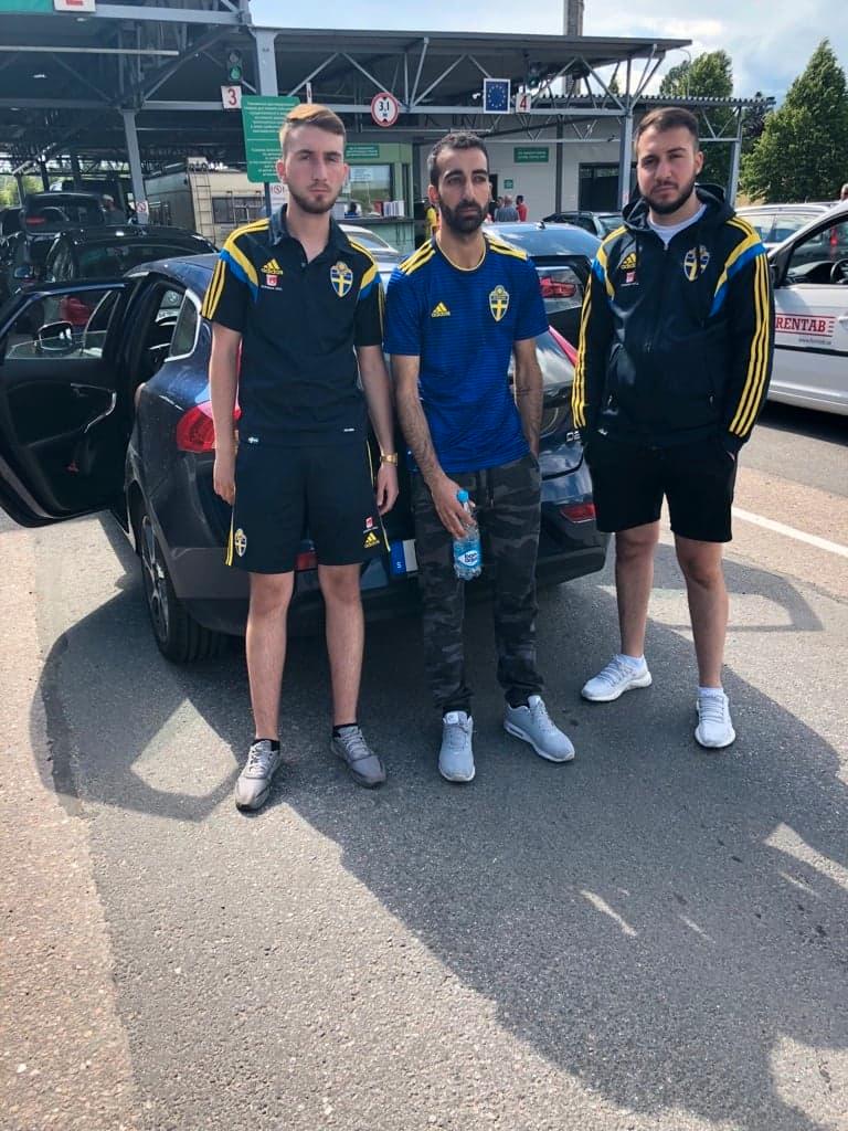Svenska supportrar som väntar på att ta sig hem från Ryssland. 