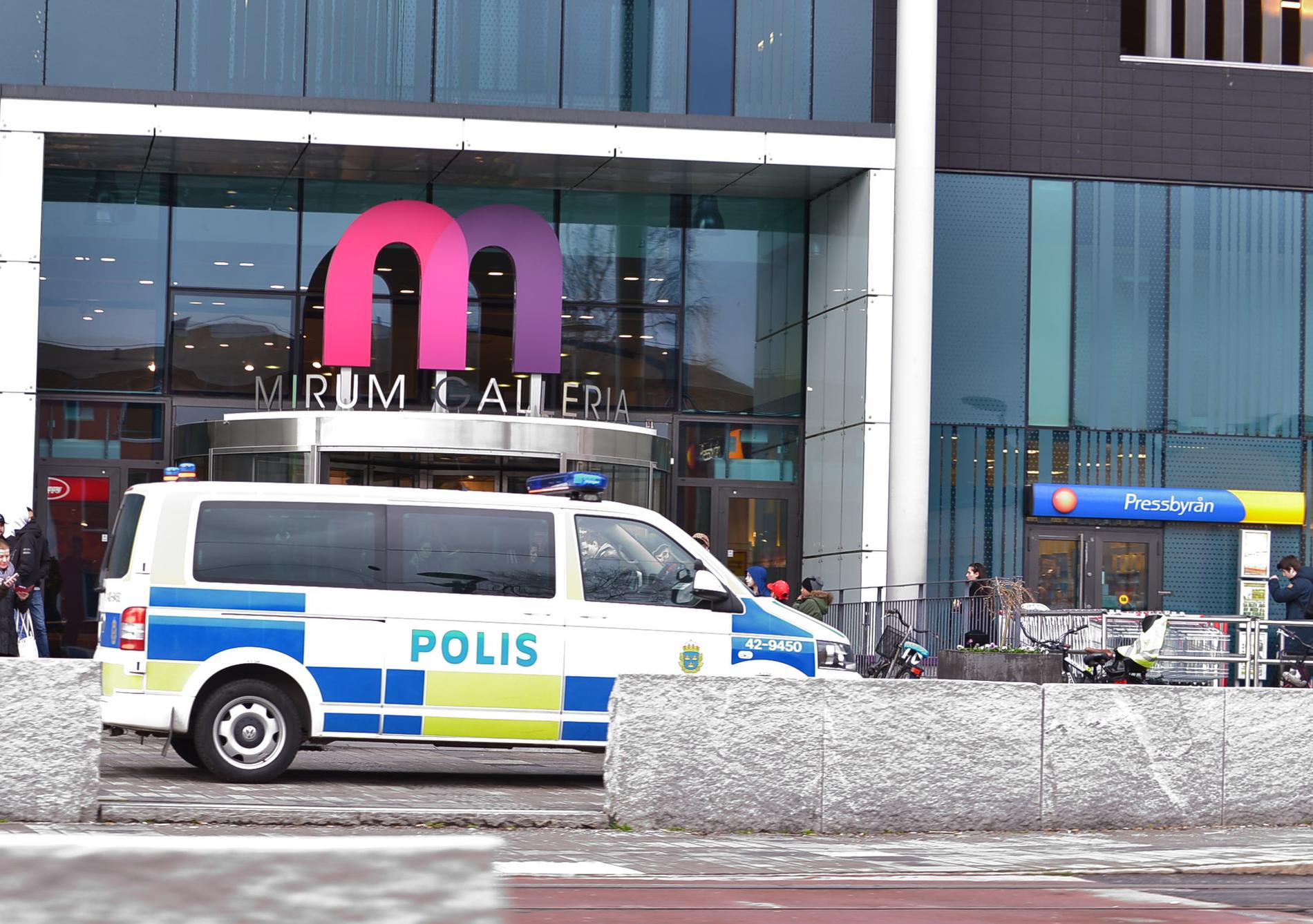 Polis på plats vid gallerian Mirum i Norrköping efter knivattacken 2017.