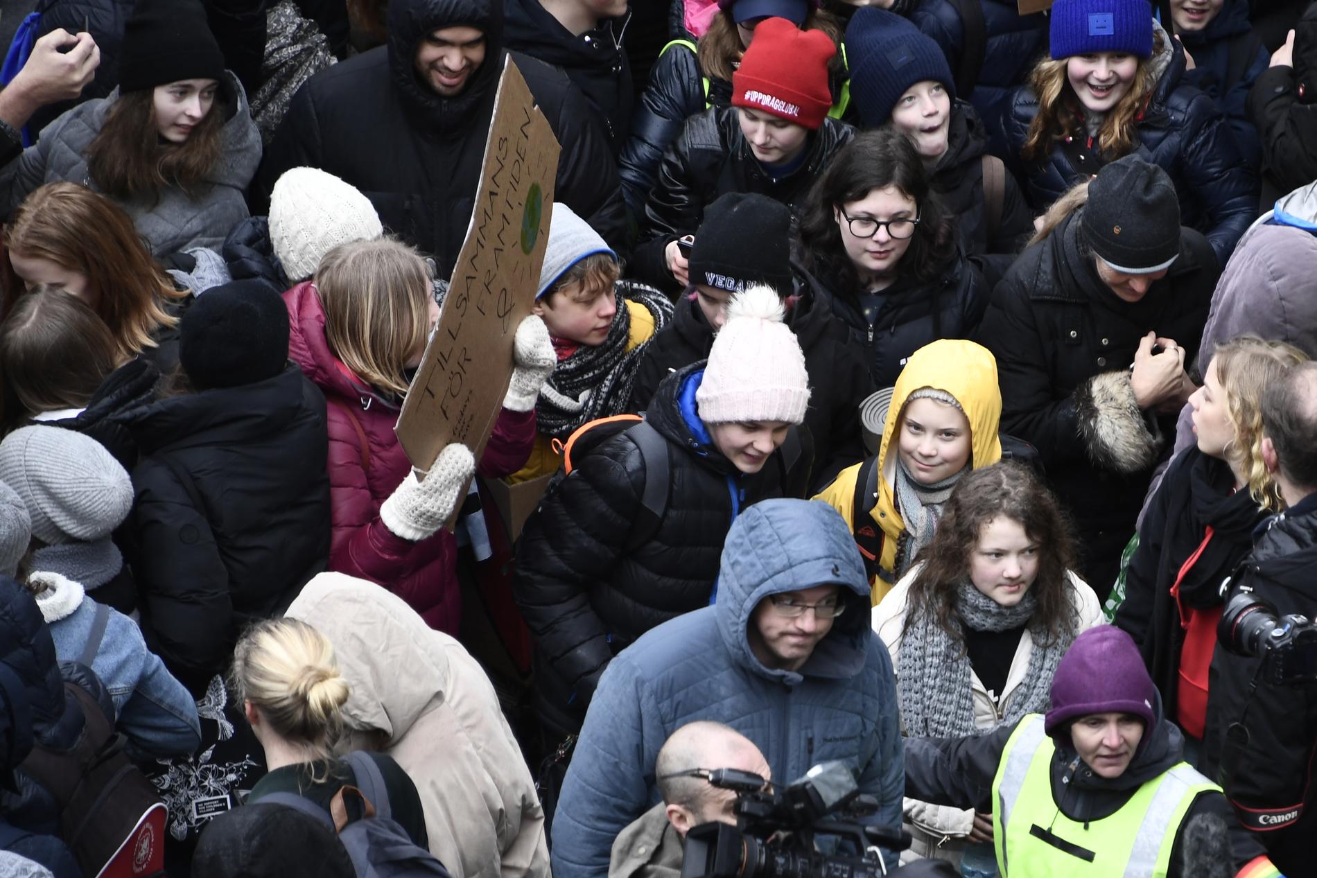 Greta Thunberg tillsammans med hundratals ungdomar har samlats på Sergels torg i Stockholm.
